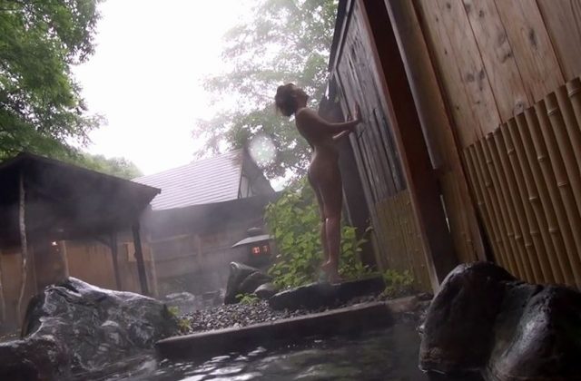 温泉入浴記念に裸を撮影する素人エロ画像-015