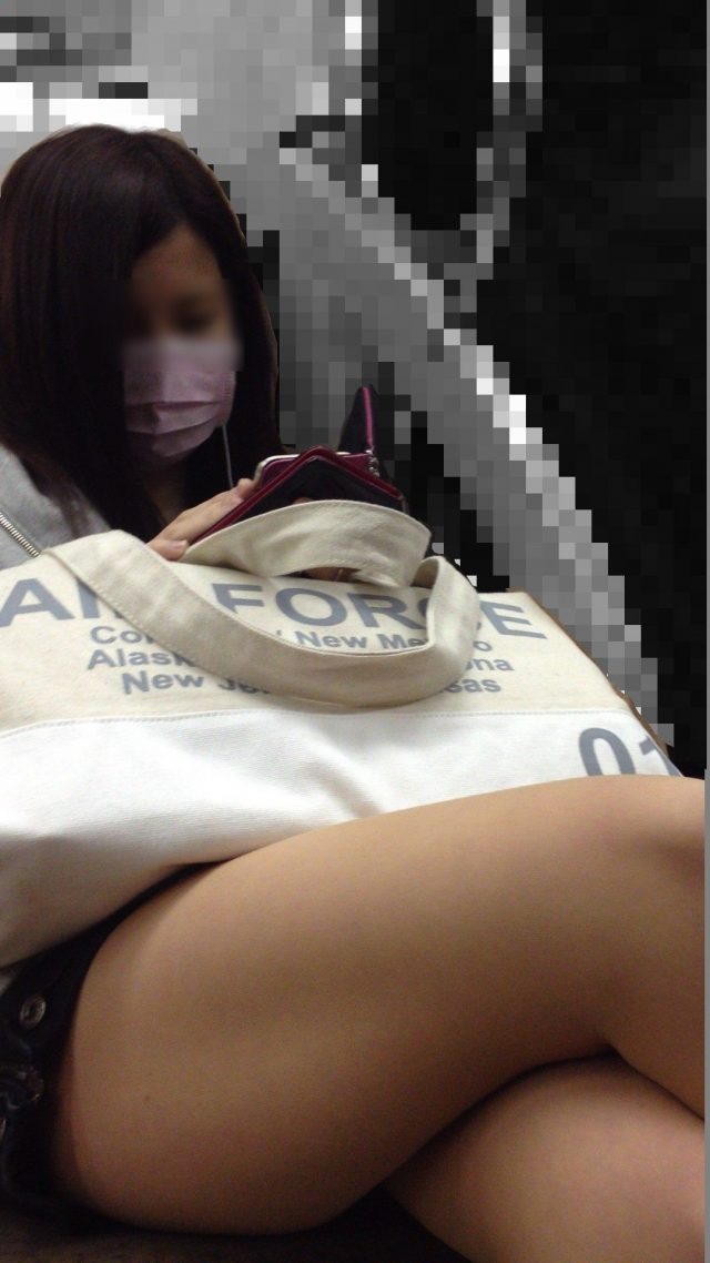 電車の中で見かけたエッチな太ももを撮った素人エロ画像-041