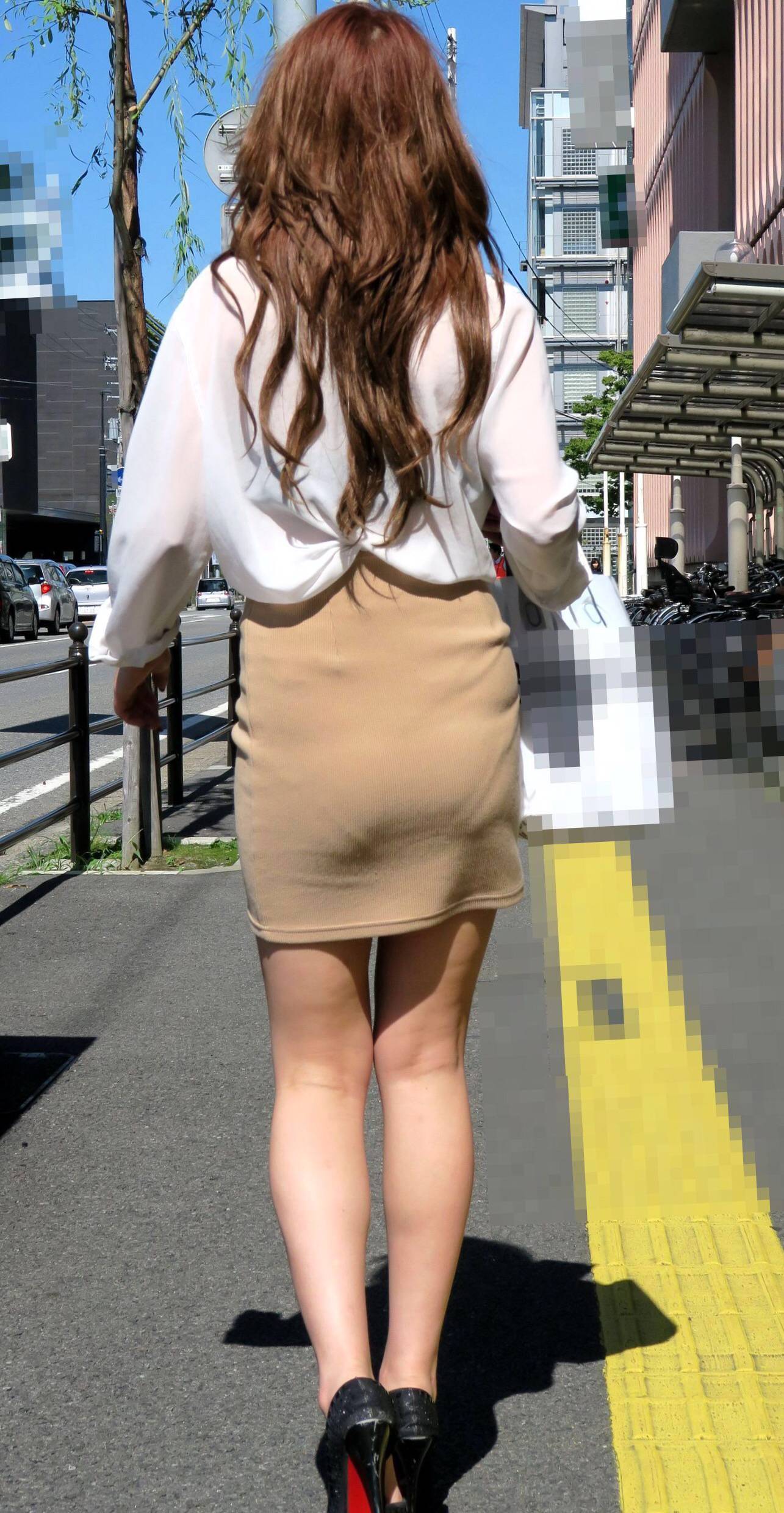 お尻と太ももがエッチなタイトスカート女子の素人エロ画像-021
