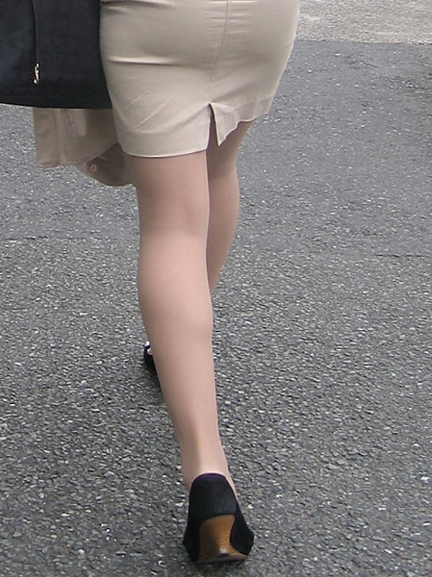 お尻と太ももがエッチなタイトスカート女子の素人エロ画像-094