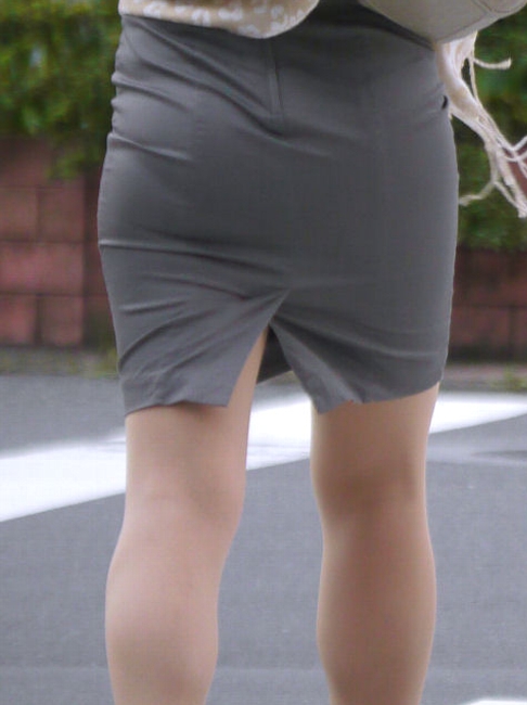 お尻と太ももがエッチなタイトスカート女子の素人エロ画像-055