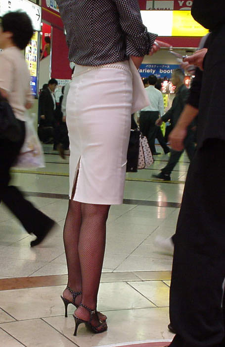 お尻と太ももがエッチなタイトスカート女子の素人エロ画像-084