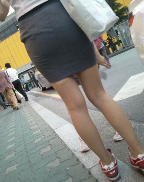 お尻と太ももがエッチなタイトスカート女子の素人エロ画像-102