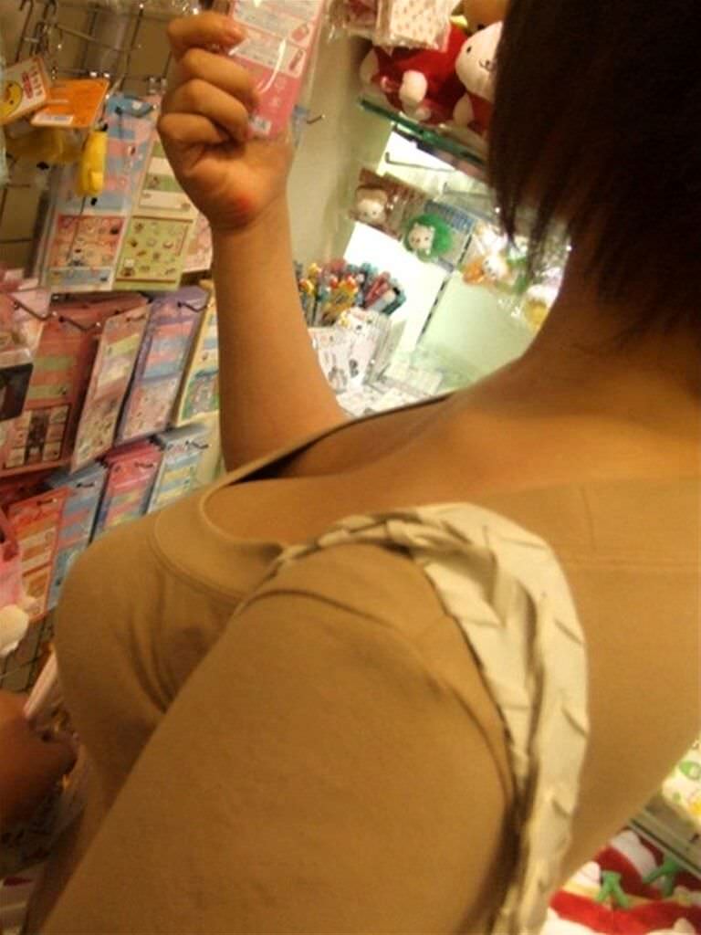 商品物色に夢中でチラリ連発、買い物中の女性の素人エロ画像-021