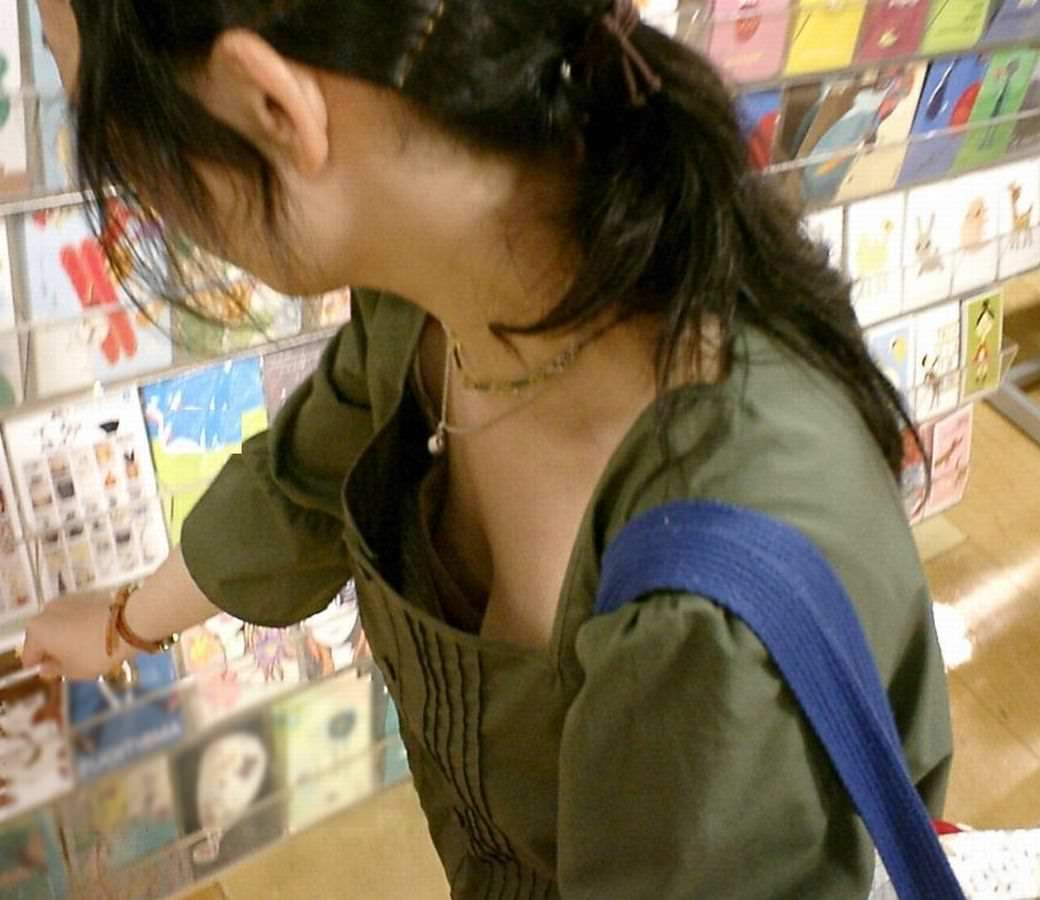 商品物色に夢中でチラリ連発、買い物中の女性の素人エロ画像-020
