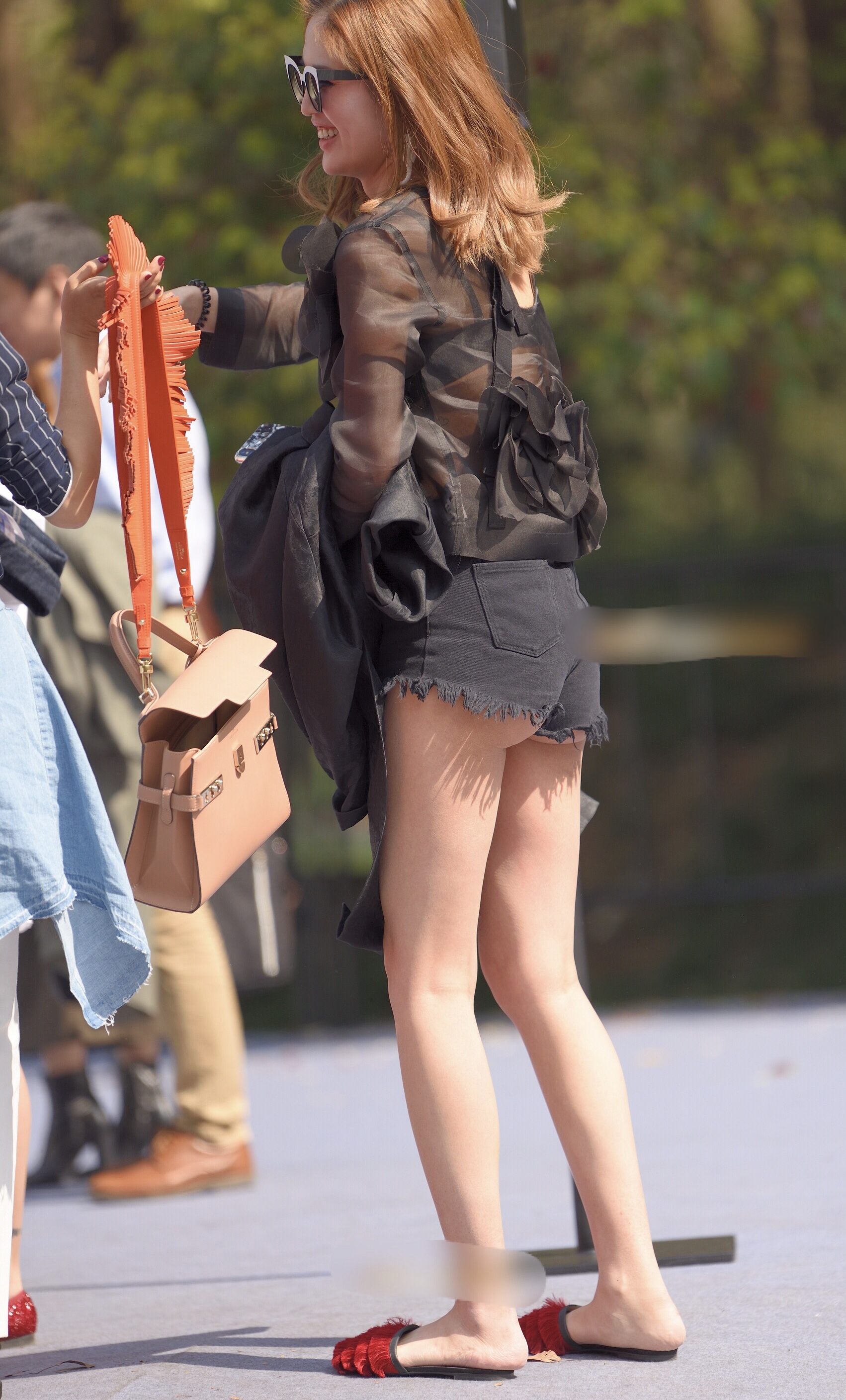 太ももとハミ尻がエッチなショートパンツ女子の街撮り素人エロ画像-031