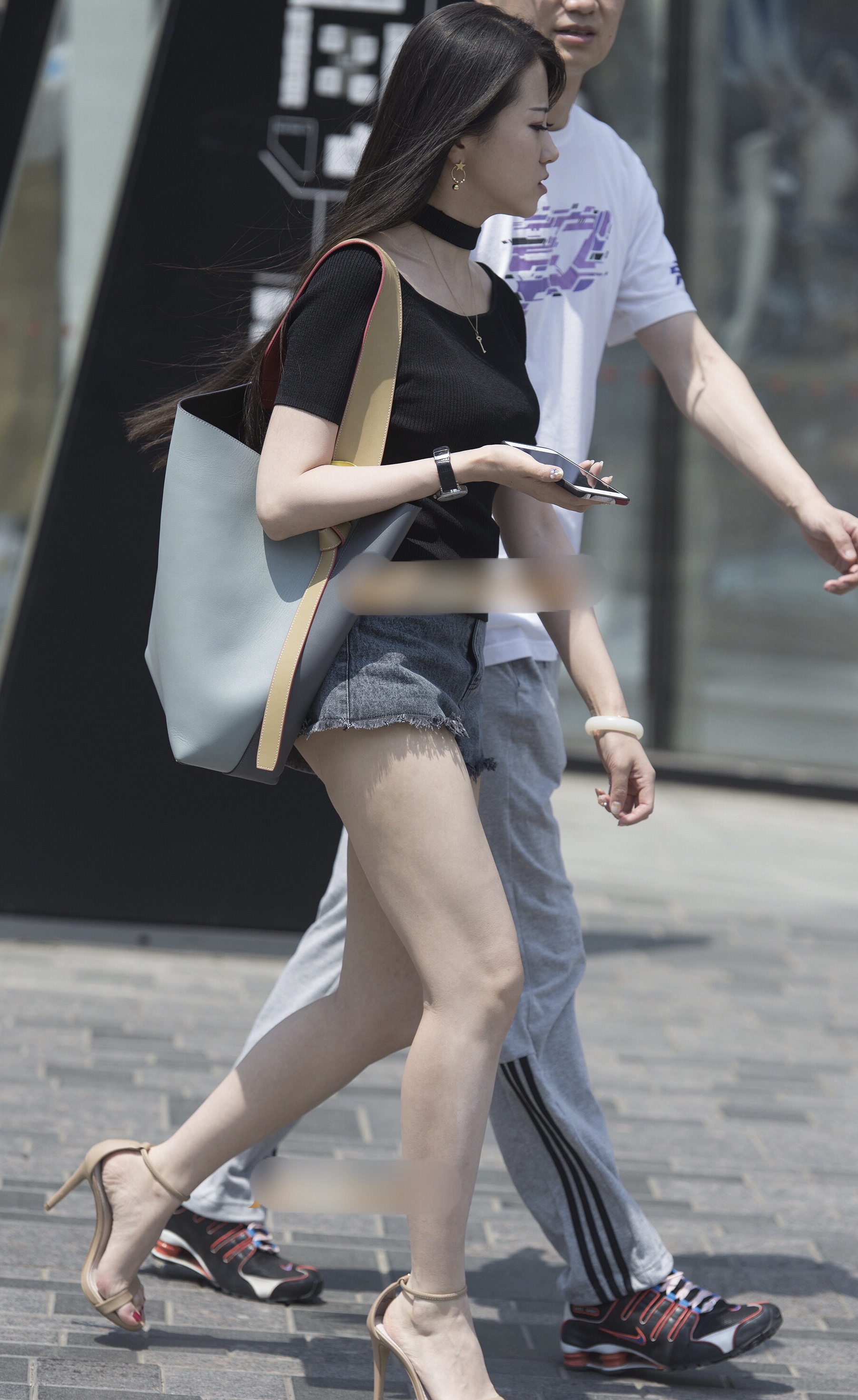 太ももとハミ尻がエッチなショートパンツ女子の街撮り素人エロ画像-012