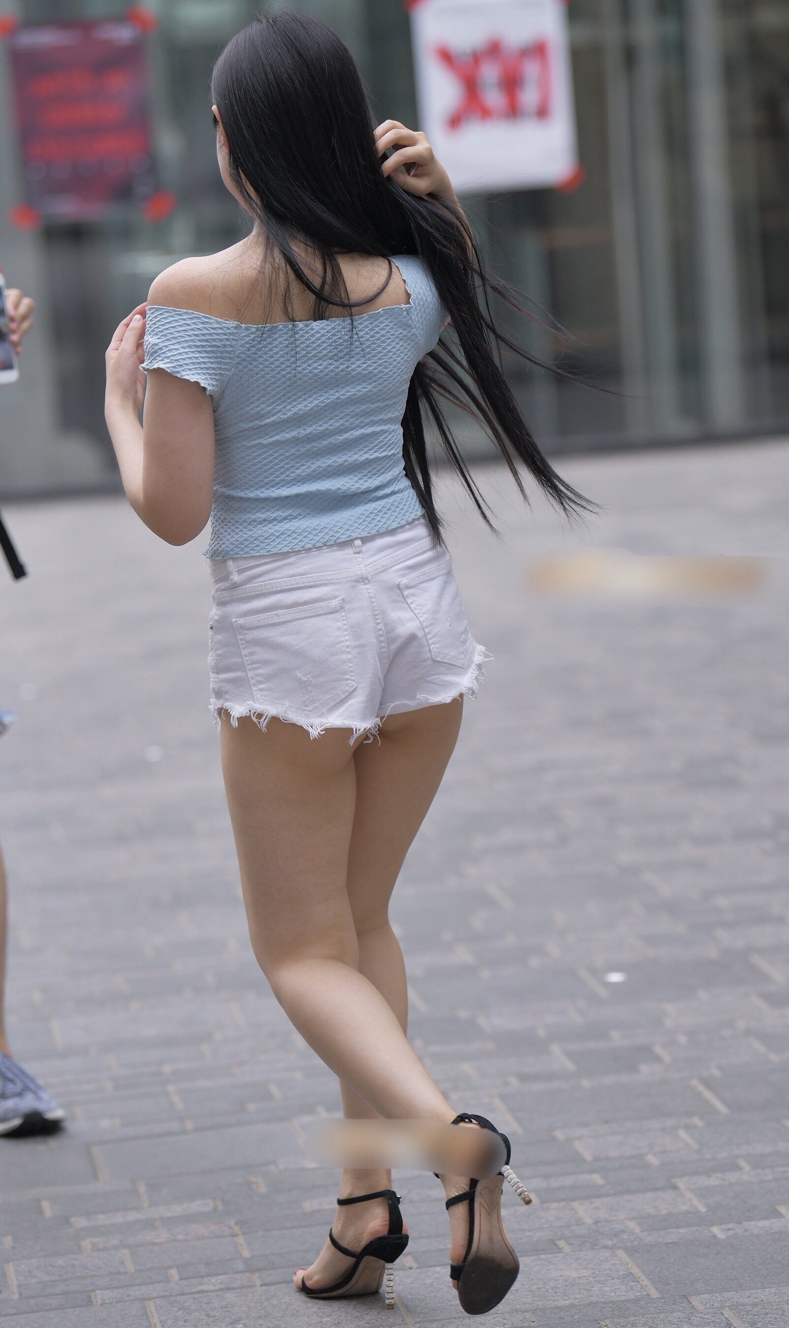 太ももとハミ尻がエッチなショートパンツ女子の街撮り素人エロ画像-004