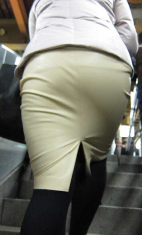 お尻が尋常じゃないエロさを醸し出しているタイトスカートを穿いた女子の素人エロ画像-034
