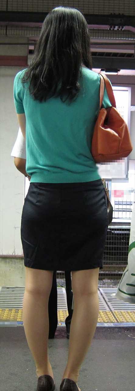 お尻が尋常じゃないエロさを醸し出しているタイトスカートを穿いた女子の素人エロ画像-015