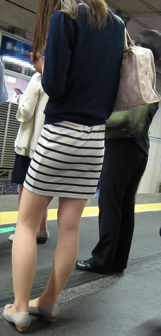 お尻が尋常じゃないエロさを醸し出しているタイトスカートを穿いた女子の素人エロ画像-032