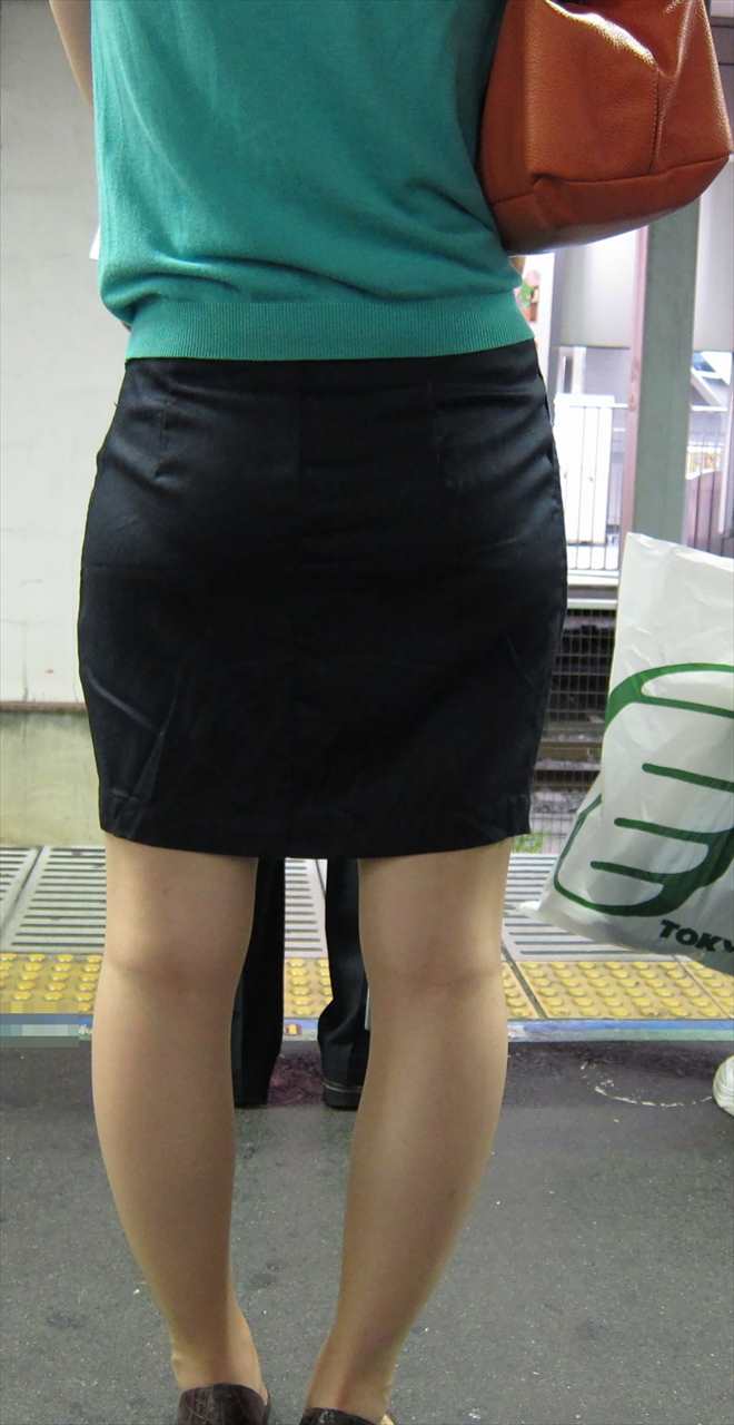 お尻が尋常じゃないエロさを醸し出しているタイトスカートを穿いた女子の素人エロ画像-016