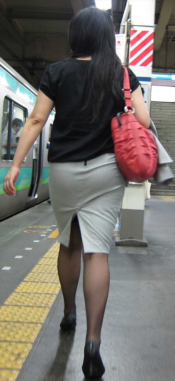 お尻が尋常じゃないエロさを醸し出しているタイトスカートを穿いた女子の素人エロ画像-022