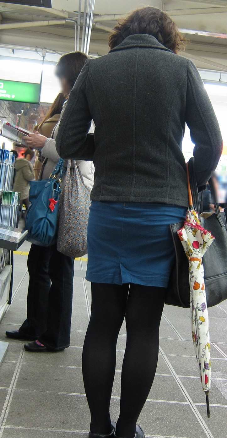 お尻が尋常じゃないエロさを醸し出しているタイトスカートを穿いた女子の素人エロ画像-035