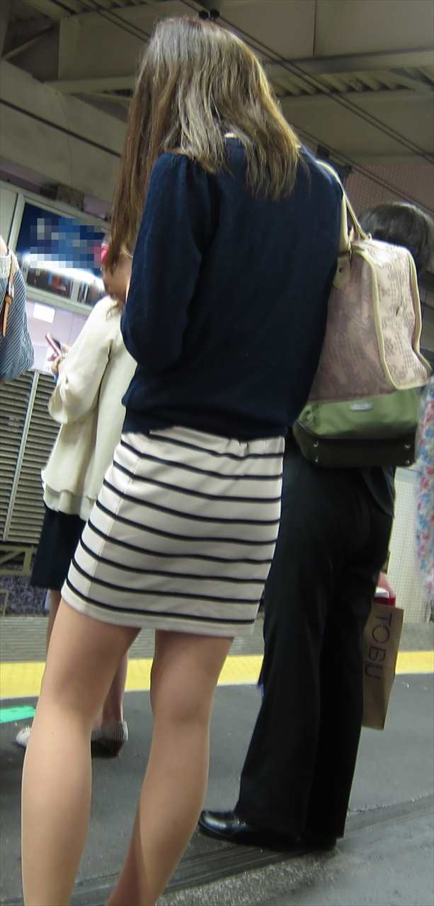 お尻が尋常じゃないエロさを醸し出しているタイトスカートを穿いた女子の素人エロ画像-033