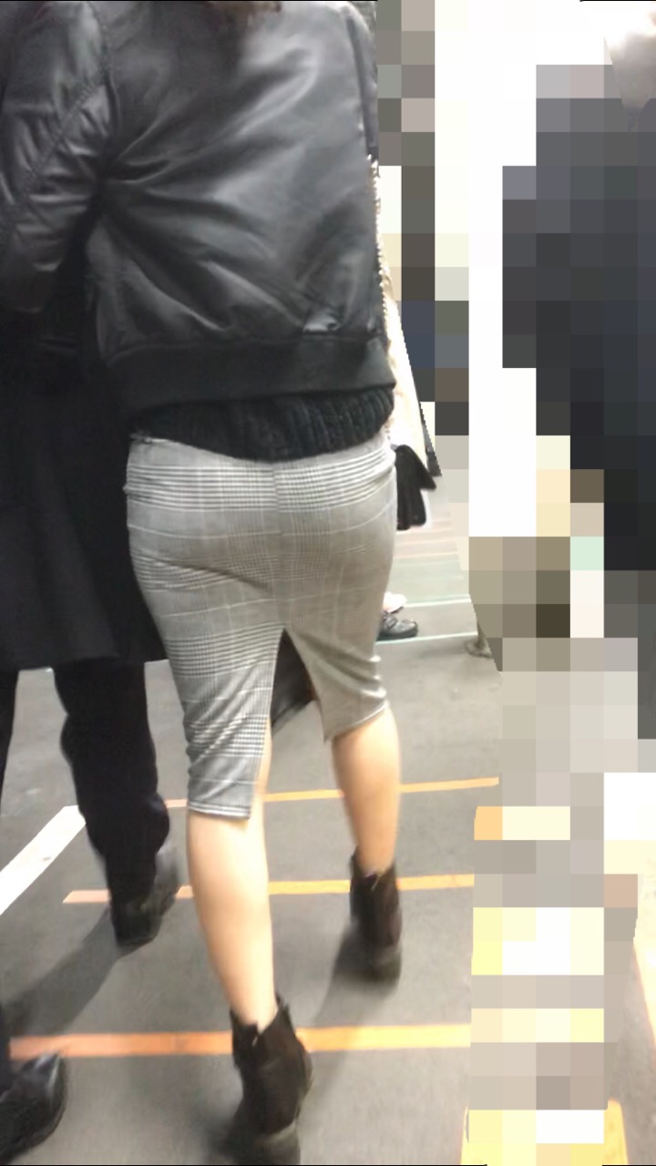 お尻が尋常じゃないエロさを醸し出しているタイトスカートを穿いた女子の素人エロ画像-009