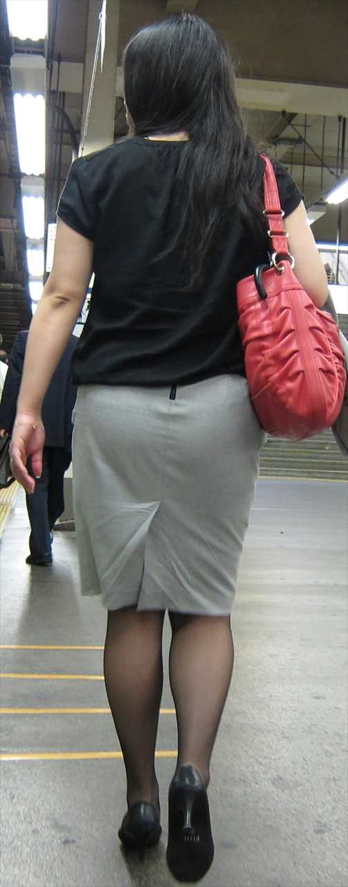 お尻が尋常じゃないエロさを醸し出しているタイトスカートを穿いた女子の素人エロ画像-021