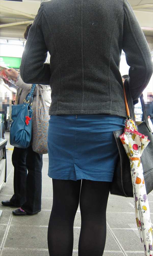 お尻が尋常じゃないエロさを醸し出しているタイトスカートを穿いた女子の素人エロ画像-036