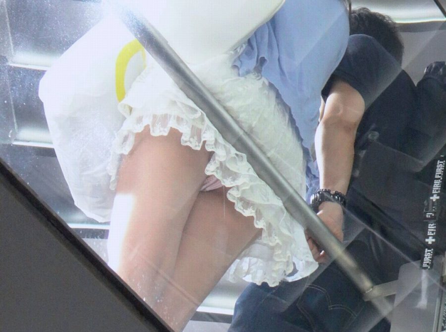 ローアングルで取られたスカートのパンチラ素人エロ画像-001