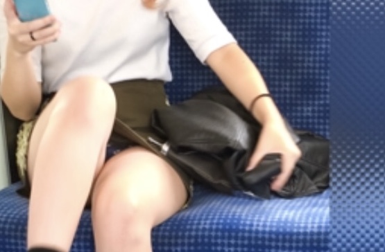 <span class="title">【素人エロ画像】普通に電車に乗って座席に座っただけなのに向かいの女子がパンツや太もも見せてくる問題ｗｗｗ</span>