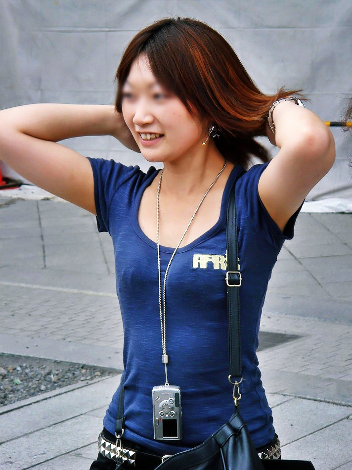 谷間みえっぱなしや着衣巨乳がエッチな女子の街撮り素人エロ画像-022