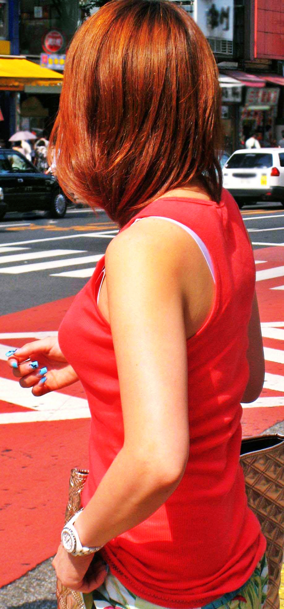 谷間みえっぱなしや着衣巨乳がエッチな女子の街撮り素人エロ画像-039