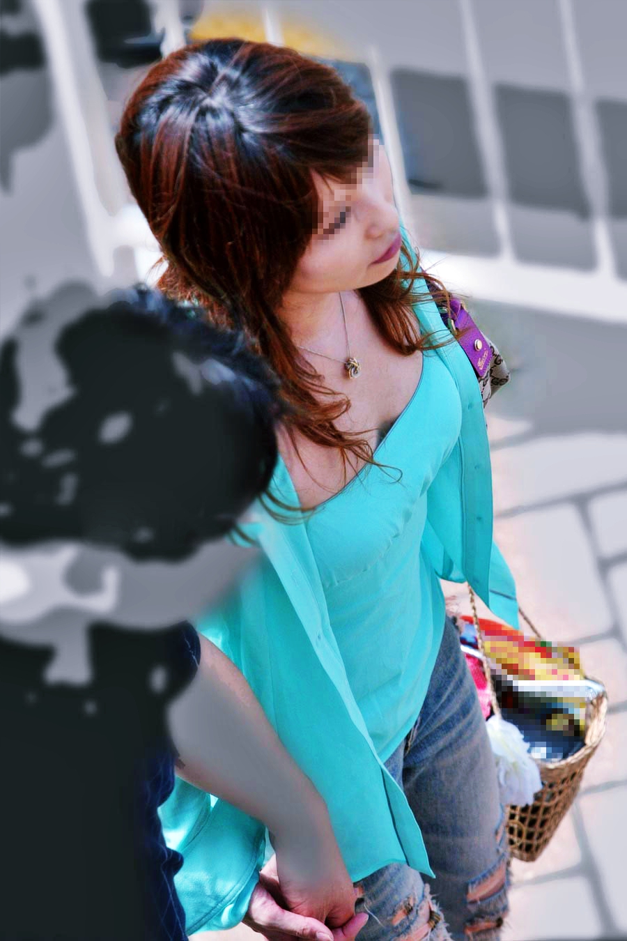 谷間みえっぱなしや着衣巨乳がエッチな女子の街撮り素人エロ画像-011