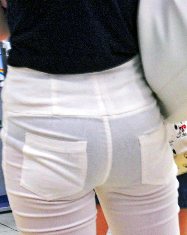 白のスカート・パンツの透けパン下半身の素人エロ画像-036