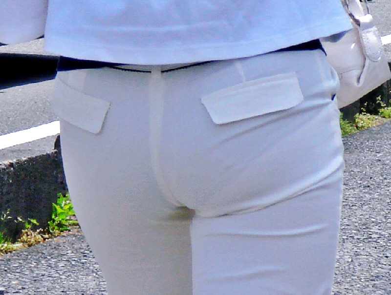 白のスカート・パンツの透けパン下半身の素人エロ画像-007