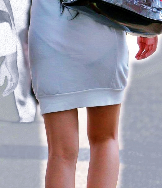 白のスカート・パンツの透けパン下半身の素人エロ画像-010
