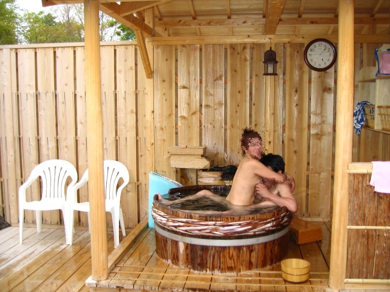 混浴で性行為をしちゃう変態カップルの素人エロ画像17
