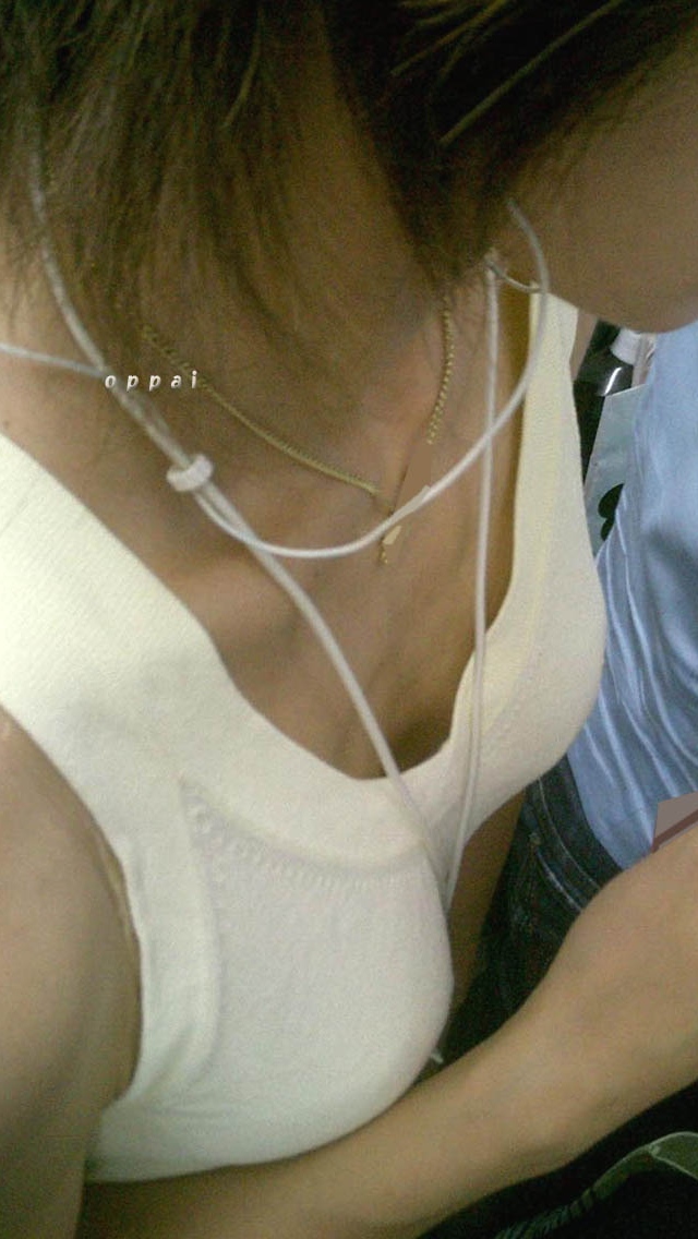 胸チラおっぱいがエッチな女性の素人エロ画像-049