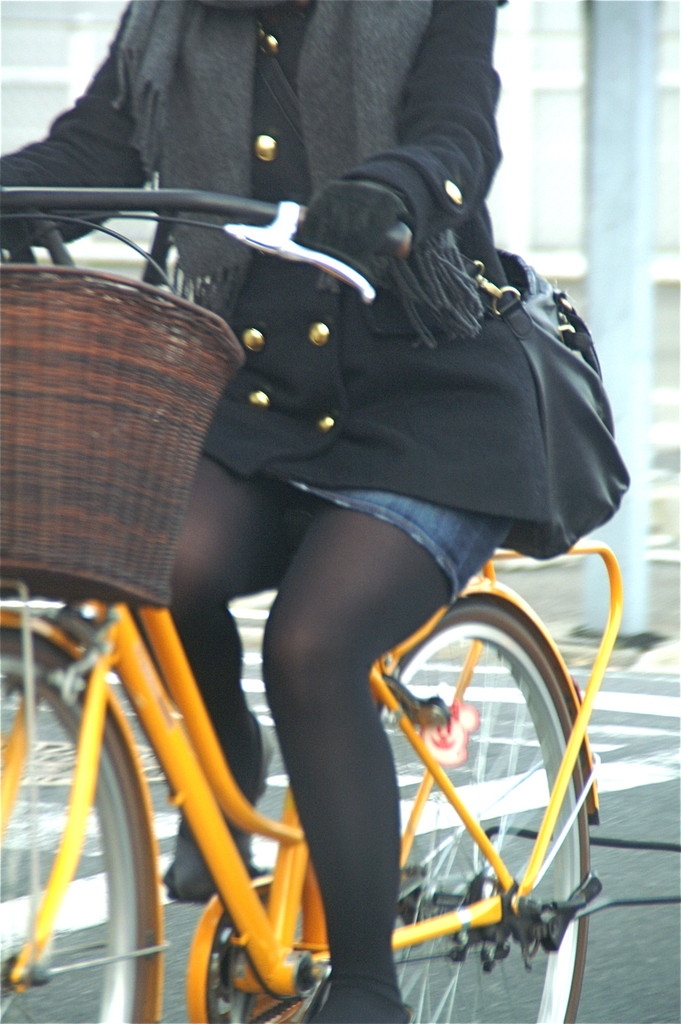 ミニスカ・タイトスカートで自転車に乗ってる女性の街撮り素人エロ画像17