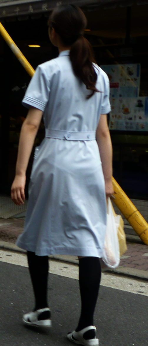 白衣やナース服からパン線透けパン透けブラしまくりな看護師さんを街撮りした素人エロ画像18
