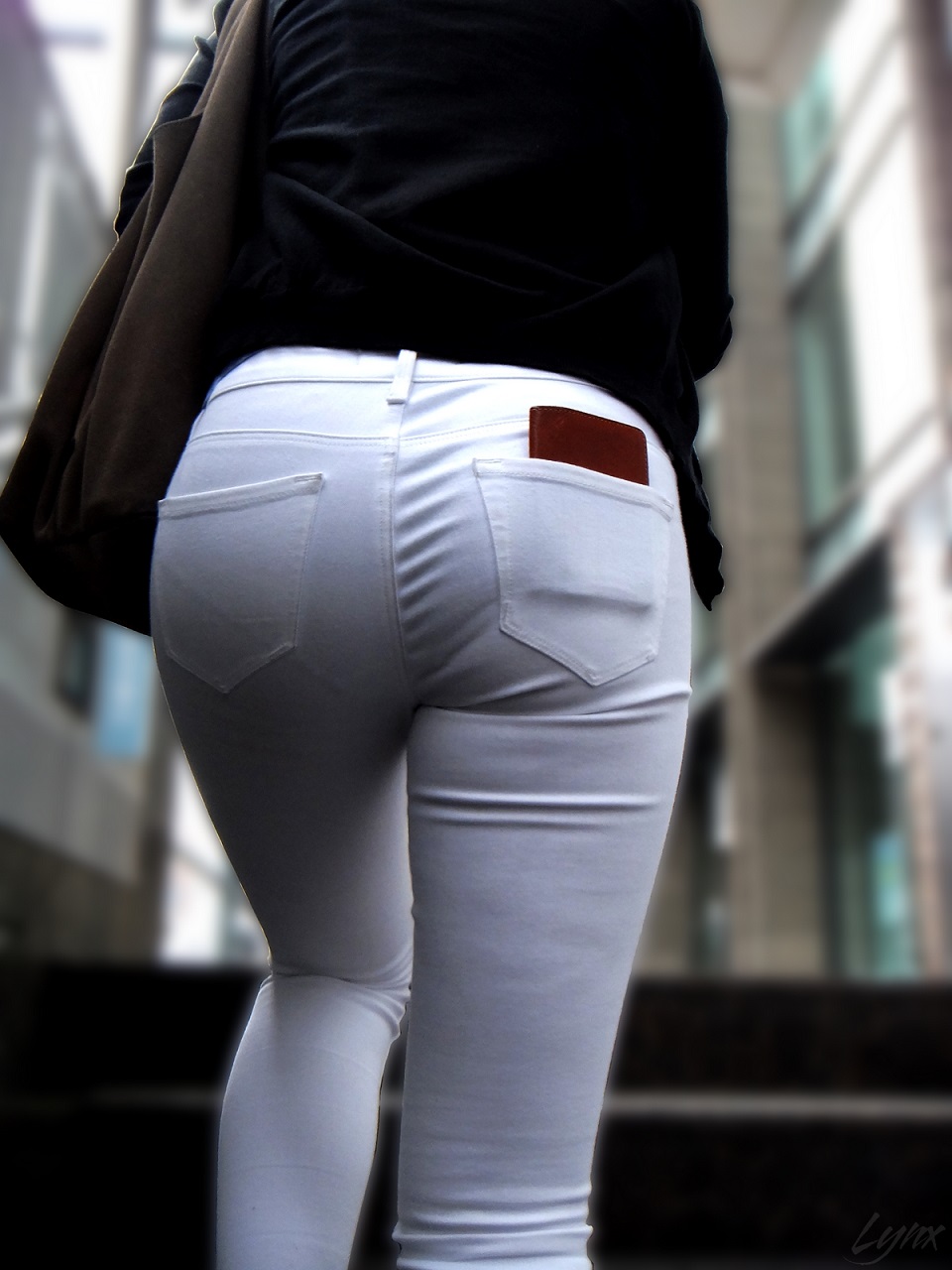 白パンツを履いたお尻の街撮り素人エロ画像-3