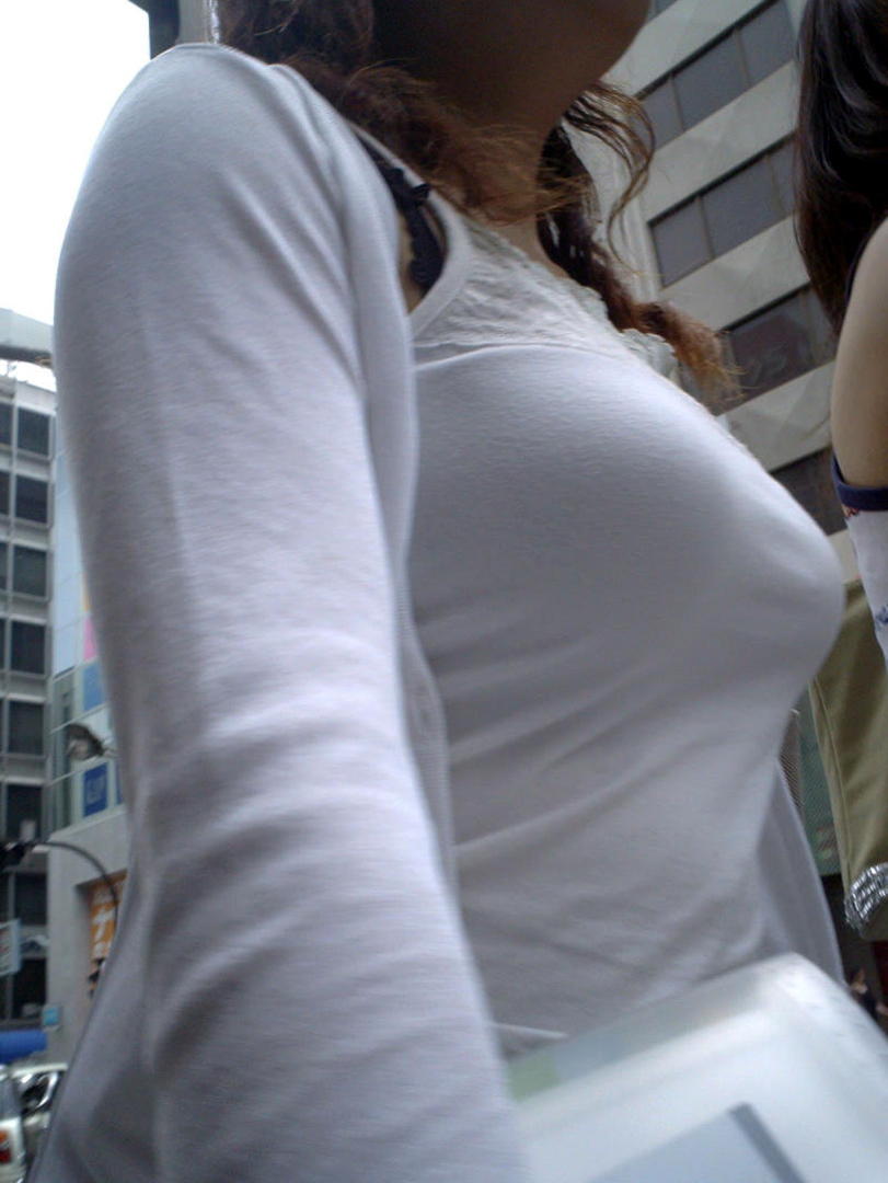 洋服の膨らみが魅力的な着衣巨乳おっぱいの街撮り素人エロ画像-039