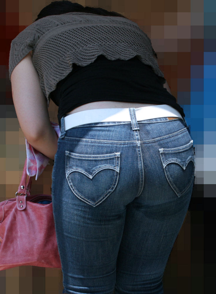 ジーンズにTシャツやタンクトップを着た女性の後姿の盗撮素人エロ画像12