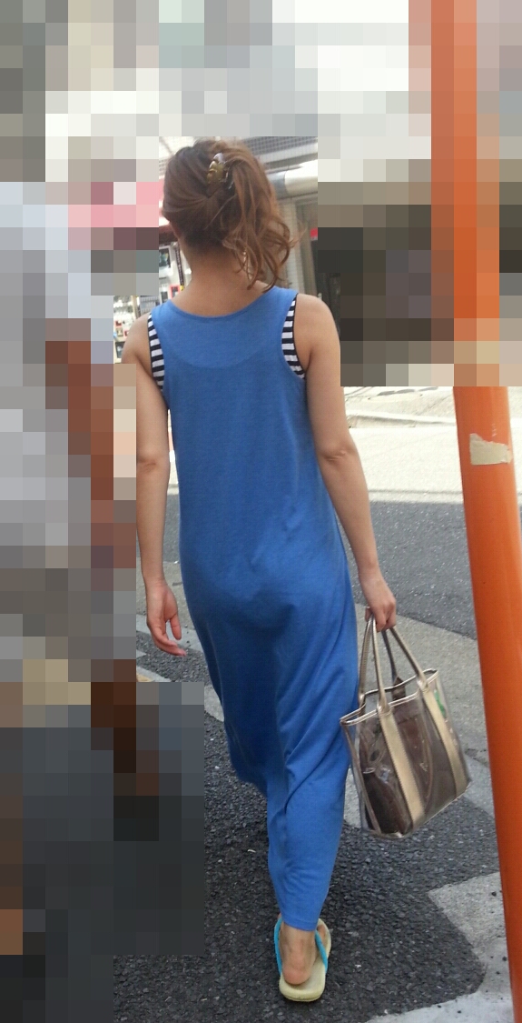 マキシワンピを着ている女子のエッチなボディラインが浮き上がった素人エロ画像03