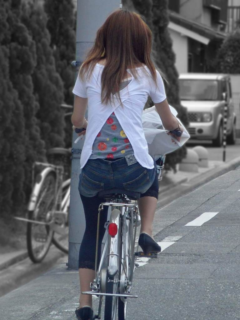 自転車お尻の街撮り素人エロ画像15