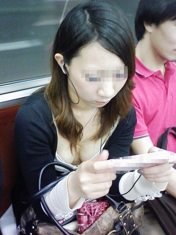 電車内で見かけた胸チラや着衣おっぱいの素人エロ画像7