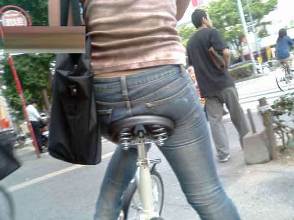 自転車のサドルに乗ってるお尻を街撮りした素人エロ画像15