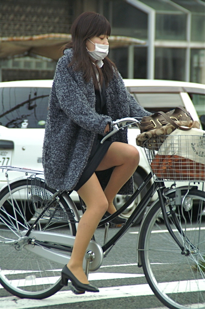 ミニスカ・タイトスカートで自転車に乗ってる女性の街撮り素人エロ画像19