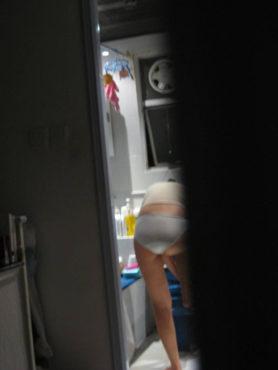 嫁の恥ずかしい姿を撮った家庭内盗撮エロ画像003
