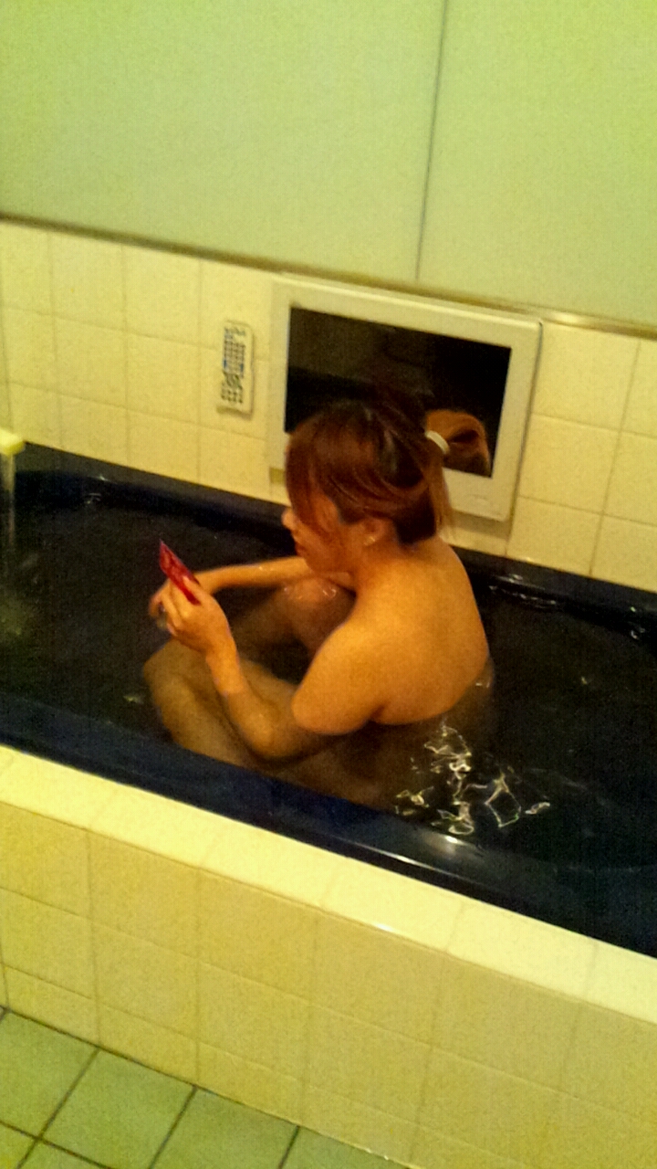 お風呂中の彼女を撮った素人エロ画像21