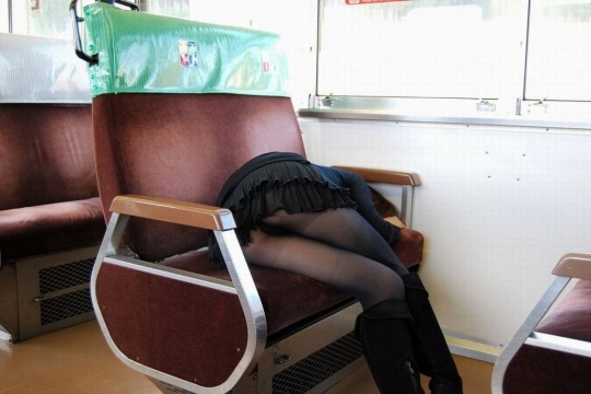 電車で居眠りしてる女性のパンチラ盗撮素人エロ画像20