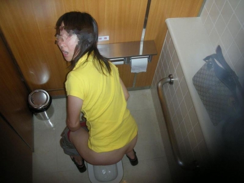 トイレ盗撮の素人エロ画像14
