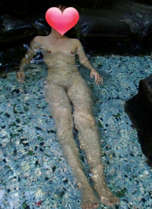 露天風呂の女体全裸写真の素人エロ画像13