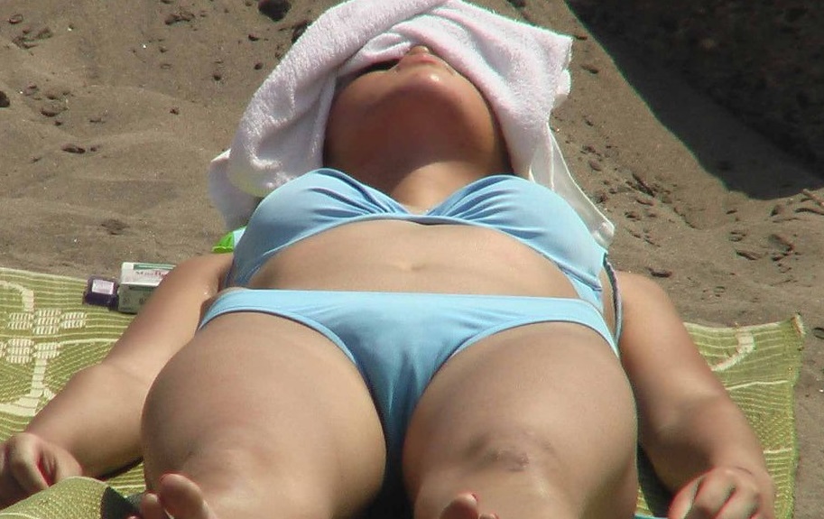 ビーチで寝ているビキニギャルの素人エロ画像01
