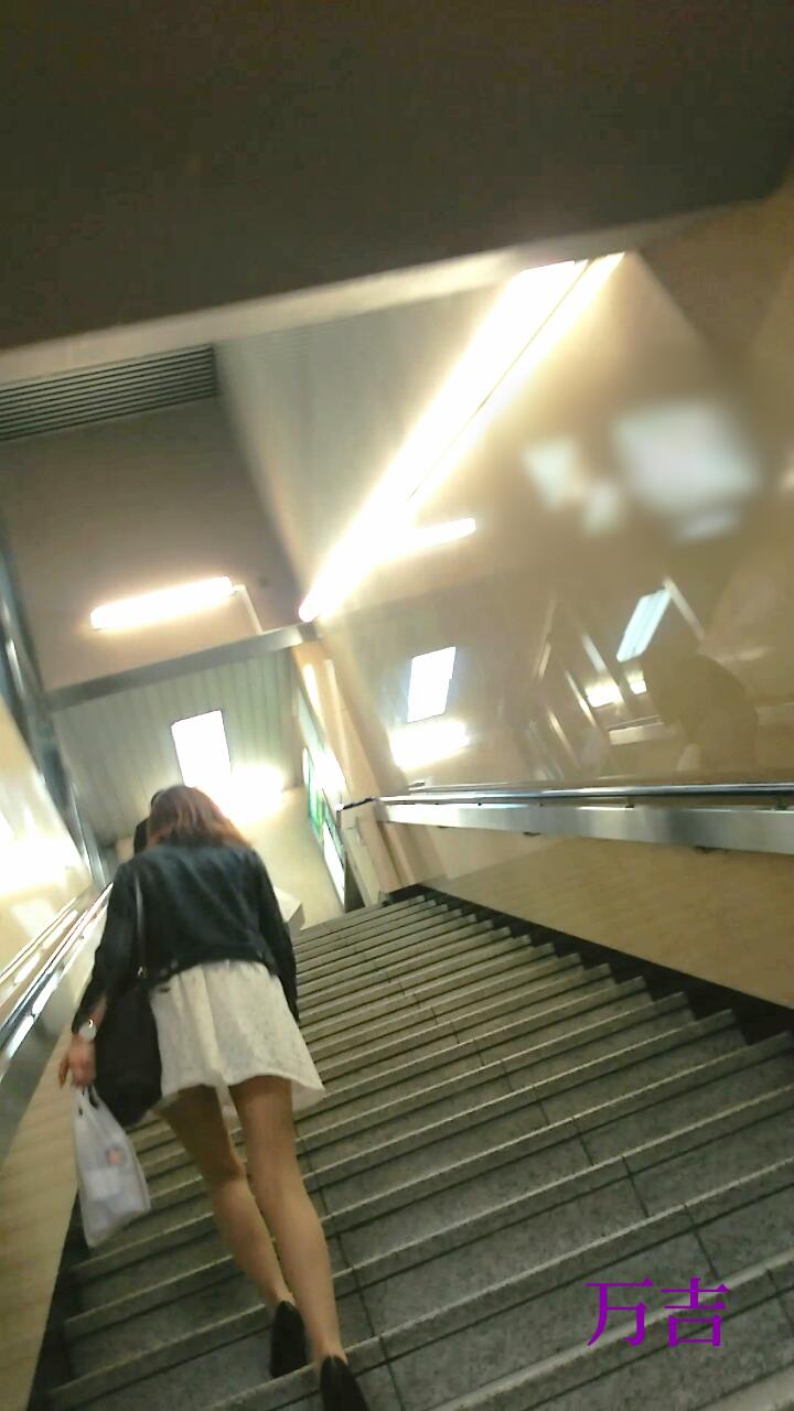 階段パンチラ盗撮素人エロ画像9