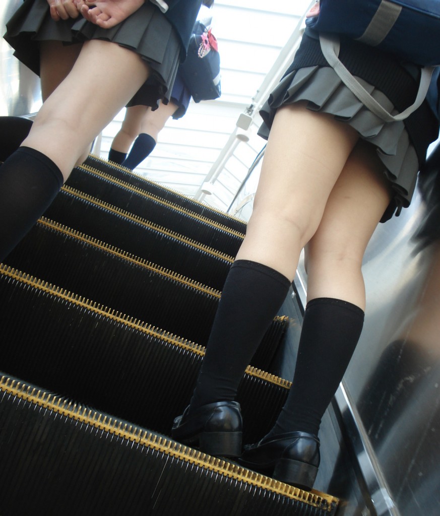 Японские школьники под юбкой